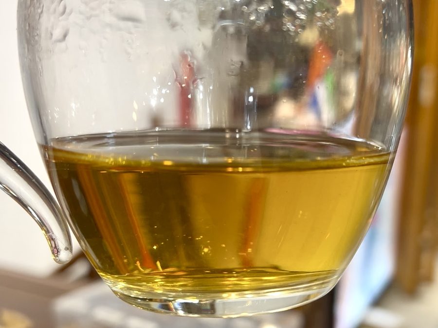 公道杯中的陈皮茶汤，金黄透亮